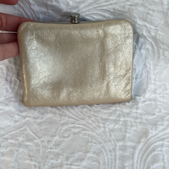 Hobo pearl shimmer leather wallet - Picture 2 of 7